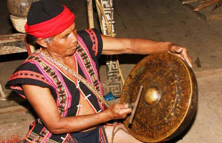 Nghề chỉnh chiêng, tạc tượng đang đi vào dĩ vãng