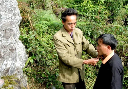 Kỳ bí lễ nhận phiến đá trên đỉnh núi thiêng làm cha nuôi