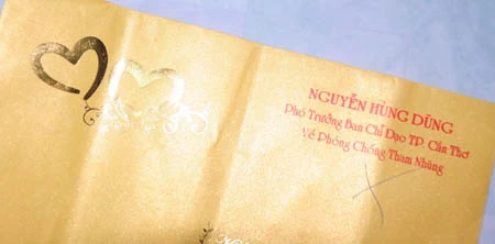 Lạ lùng thiếp cưới con in tên bố là cán bộ chống tham nhũng