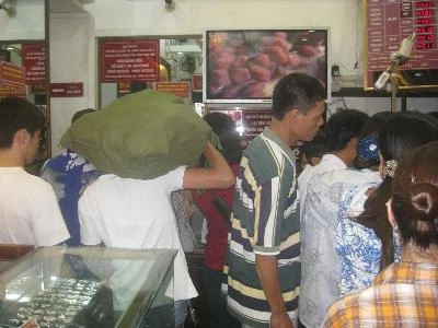 Vác cả bao tải tiền đi mua vàng