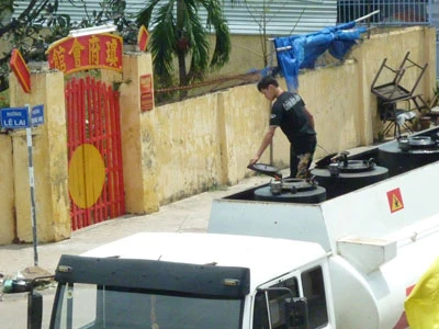 Lái xe ngang nhiên chiết lậu xăng dầu từ xe bồn