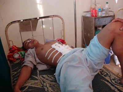 Một thanh niên bị bắn thủng bụng