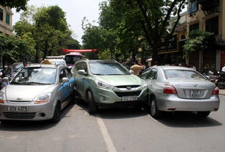 Dừng đèn đỏ, 4 ô tô húc nhau liên hoàn