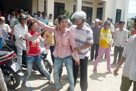 Vừa "được" cưỡng hiếp, vừa được đền bù?