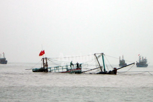 Tàu cá đắm do đâm phải đá ngầm, 10 ngư dân may mắn được cứu sống