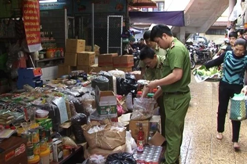 Thu giữ 550 kg thực phẩm không rõ nguồn gốc 