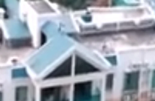 Thót tim xem trẻ trượt ngay trên mái nhà cao tầng!