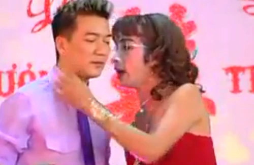 Cười nghiêng ngả xem Đàm Vĩnh Hưng "Xin lỗi tình yêu" ở đám cưới