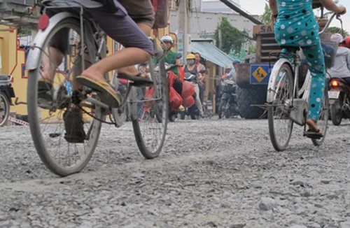 Đường xấu, bé gái rơi khỏi xe máy, bị xe tải cán chết tại chỗ