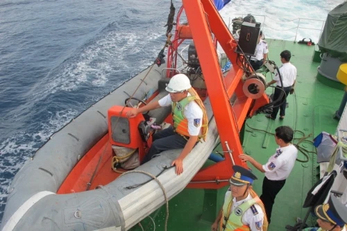 Cảnh sát biển Việt Nam xuất trận "truy đuổi" tàu lạ biển Đông