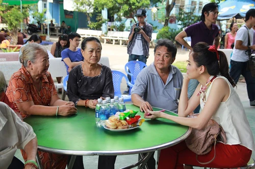 Sao trẻ hát "chay" cùng các nghệ sĩ tiền bối