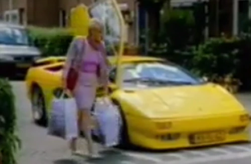 "Nhọc nhằn" đi chợ bằng siêu xe 