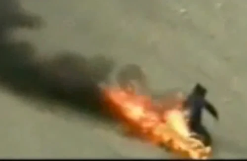 Nam thanh niêm suýt bị lửa thiêu cháy vì chơi trò quái gở