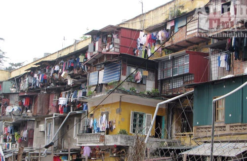 Hà Nội: Nước thải chảy trên đầu người dân