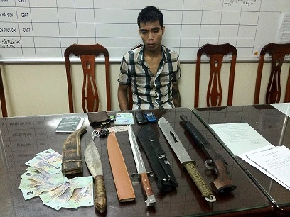 Đi nhà nghỉ với người yêu, "nhặt được" cả vali vũ khí đao, súng