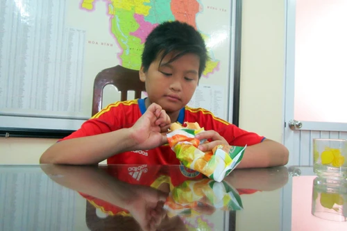 CSGT tìm gia đình cho cháu bé đi lạc giữa trời nắng 40 độ C