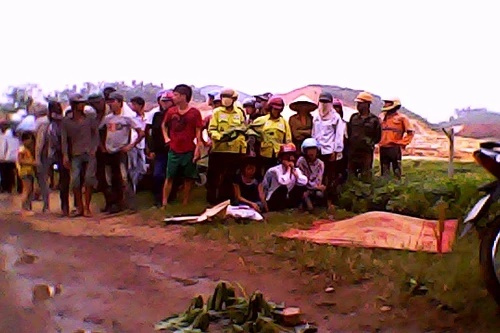 Ôm vợ để "mìn" nổ, cả hai vợ chồng tử vong