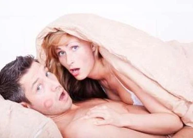 Con gái tuổi teen chết đứng bắt quả tang bố "quằn quại" với "osin"