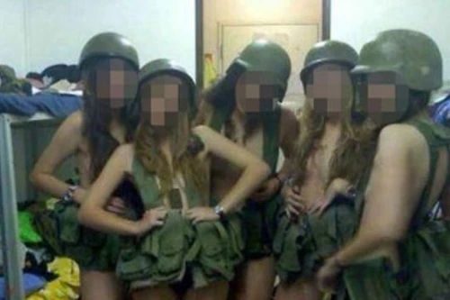 Nữ binh sĩ Israel ăn mặc gợi cảm bị phạt