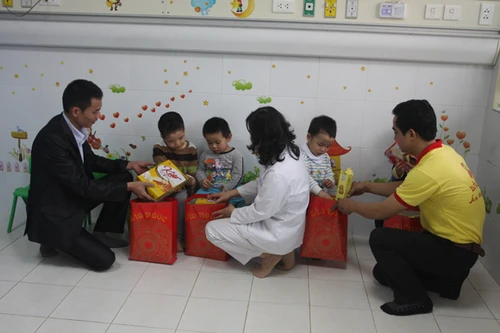 Bệnh nhi đón tết trong bệnh viện: Không cô đơn!