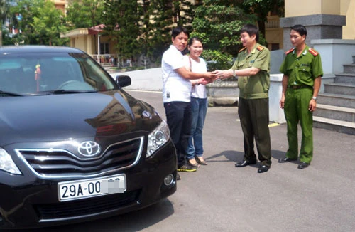 Trao trả chiếc xe Camry sau nhiều tháng bị đưa đi cầm đồ