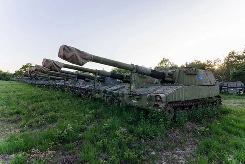 [ẢNH] Ngỡ ngàng trước hàng trăm khẩu pháo tự hành cực mạnh bị bỏ xó trong tình trạng tốt