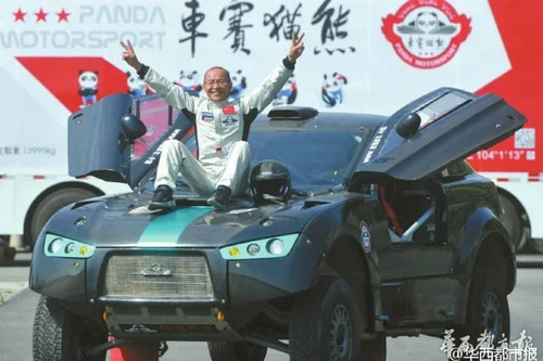 Lão ông 61 tuổi gây sốt trên internet với tài lái xe đua và bụng 6 múi