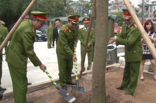 Tết trồng cây "Đời đời nhớ ơn Bác Hồ"