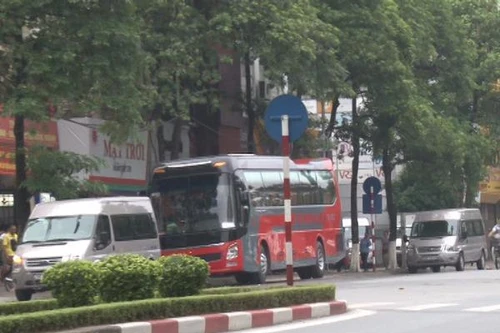 Xe khách trá hình lộng hành tại Hà Nội