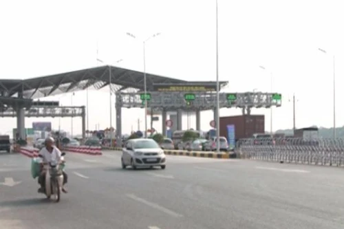 Né trạm thu phí cao tốc Hà Nội – Bắc Giang, xe ô tô quần nát đường đê