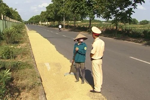 Chiếm dụng lòng đường phơi nông sản gây mất an toàn giao thông