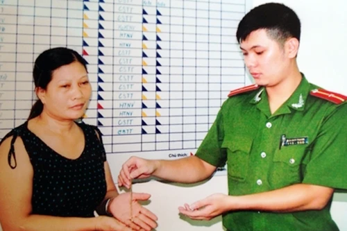 Cướp giật dây chuyền, mang đổi heroin 