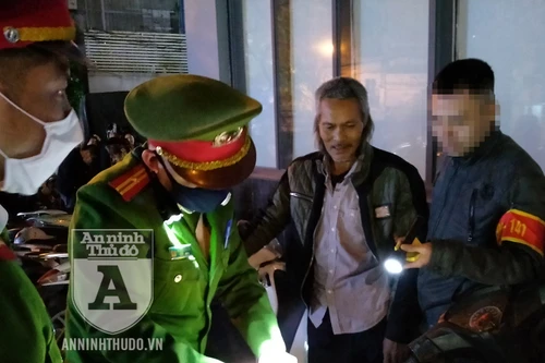 [CLIP] Vừa mua heroin, người đàn ông nhiều tuổi 'đầu trần' định thông chốt 141