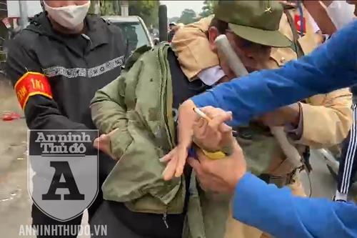 [CLIP] Cảnh sát 141 quật ngã gã giang hồ chống đối, giấu bọc heroin cỡ lớn