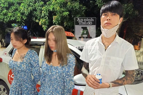 [CLIP] Lái xe taxi chở 2 cô gái trẻ cùng bọc ma túy đi 'thác loạn'