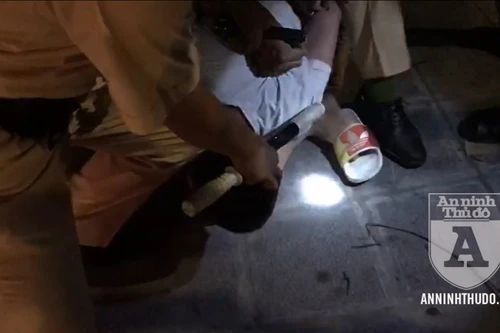 [CLIP] Cảnh sát 141 dùng võ thuật trấn áp kẻ nuốt ma túy liều lĩnh