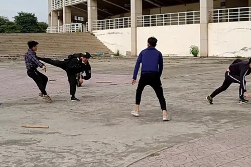 [CLIP] Mãn nhãn xem một Cảnh sát Cơ động Đặc nhiệm trấn áp cả nhóm đối tượng