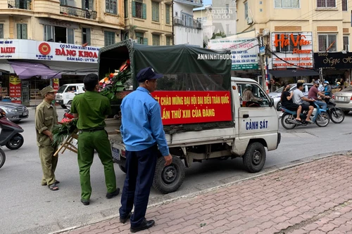 Công an quận Hai Bà Trưng (Hà Nội) đồng loạt ra quân lập lại trật tự dịp cuối năm