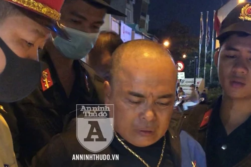 [CLIP] Gã đàn ông trọc đầu tìm cách đổ lỗi cho người khác về gói ma túy to