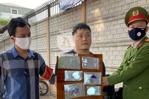 [CLIP] Giấu bọc ma túy và thuốc kích dục, đối tượng vẫn 'phê' khi vào chốt 141