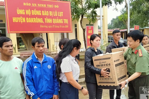 [ẢNH] Đoàn công tác Báo An ninh Thủ đô tặng bình lọc nước cho huyện biên giới Quảng Trị