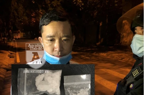 [CLIP] Người đàn ông 'diễn kịch' ngây ngô khi bị CSCĐ phát hiện bọc ma túy