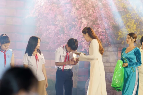 Cẩm Ly, Hồ Ngọc Hà diện áo dài ra mắt "Thập kỷ nhạc xuân"