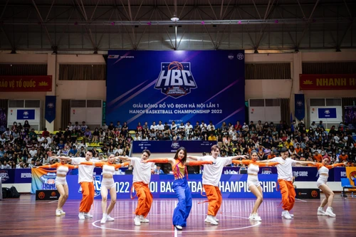 Chi Pu biểu diễn giữa giờ trong trận Chung kết giải bóng rổ vô địch Hà Nội