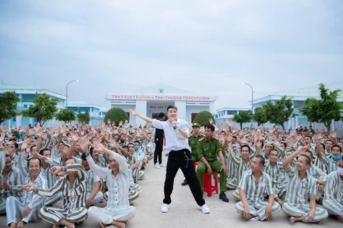 Ca sĩ Đàm Vĩnh Hưng mang xuân về với trại giam