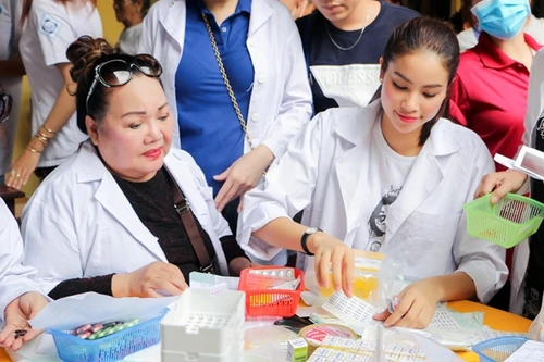 NSND Ngọc Giàu cùng Phạm Hương về Bến Tre phát thuốc cho người nghèo