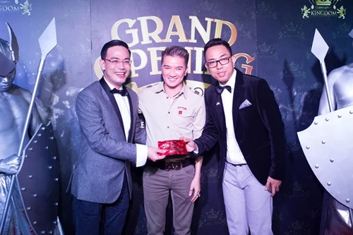 Đàm Vĩnh Hưng mừng nhạc sĩ Nguyễn Hồng Thuận lên chức "ông chủ"