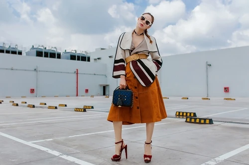 Minh Hằng tung hình ảnh mới, hậu trường của MV "khủng"