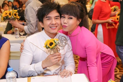 Danh hài Việt Hương làm liveshow ở sân vận động miễn phí cho sinh viên