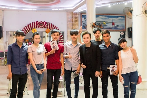 Phan Mạnh Quỳnh được người hâm mộ ở tỉnh vây kín 